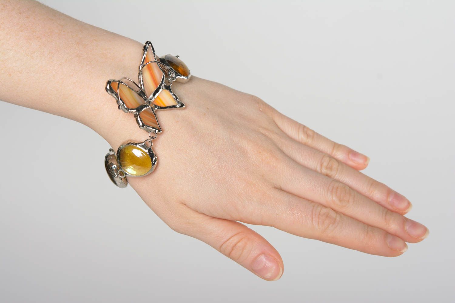 Bracelet fait main en métal et verre avec papillon couleur olive accessoire photo 4