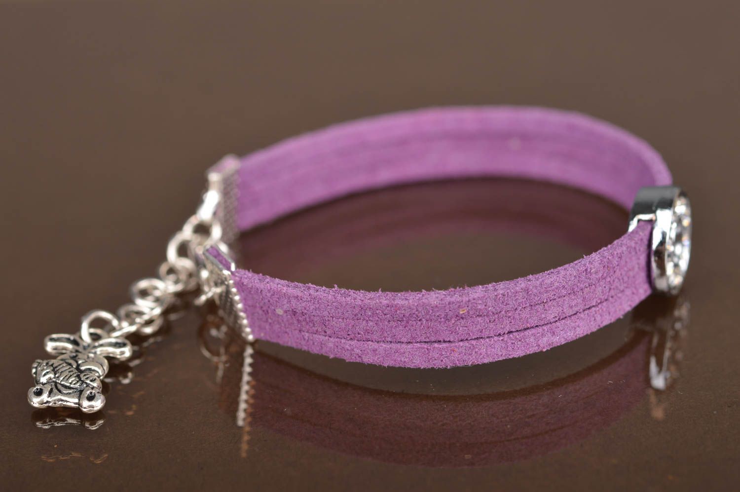 Pulsera de gamuza de color violeta hecha a mano estilosa de autor para chicas foto 5
