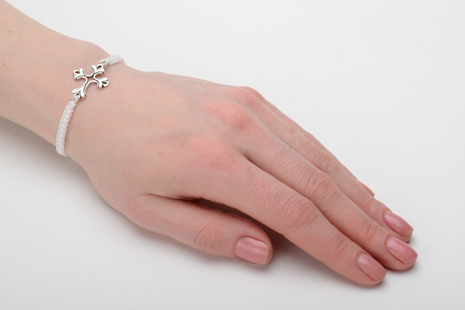 Bracelet en nylon étroit blanc fait main original avec croix pour femme photo 2