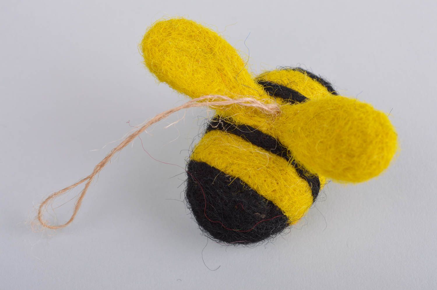 Peluche abeille Jouet fait main en laine feutrée à suspendre Cadeau enfant photo 4