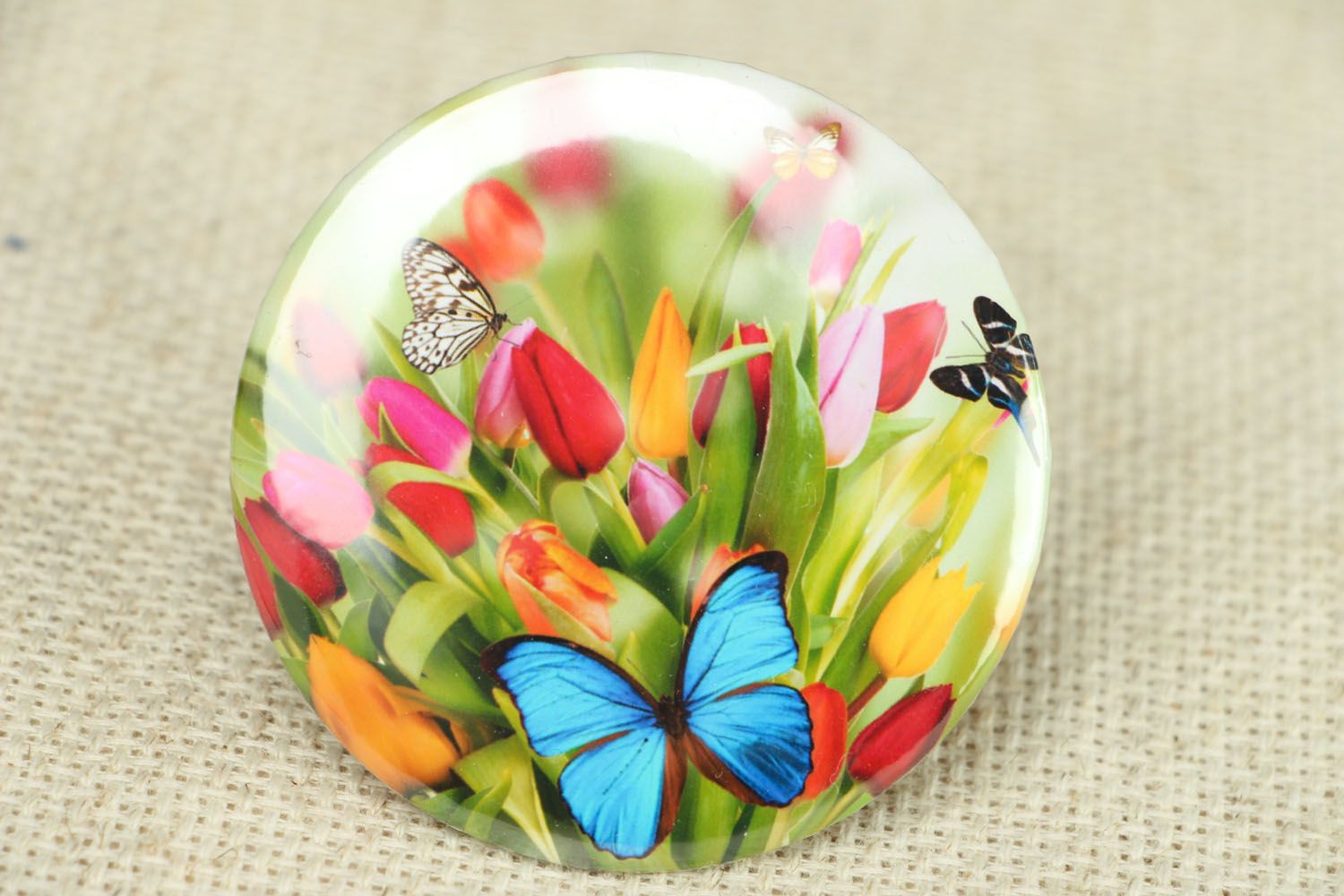 Pocket mirror for women with tulips photo 1