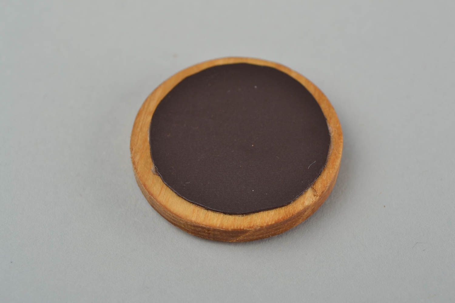 Handgemachtes rundes öko reines Holz Amulett für Schutz in Braun mit Symbolik  foto 5