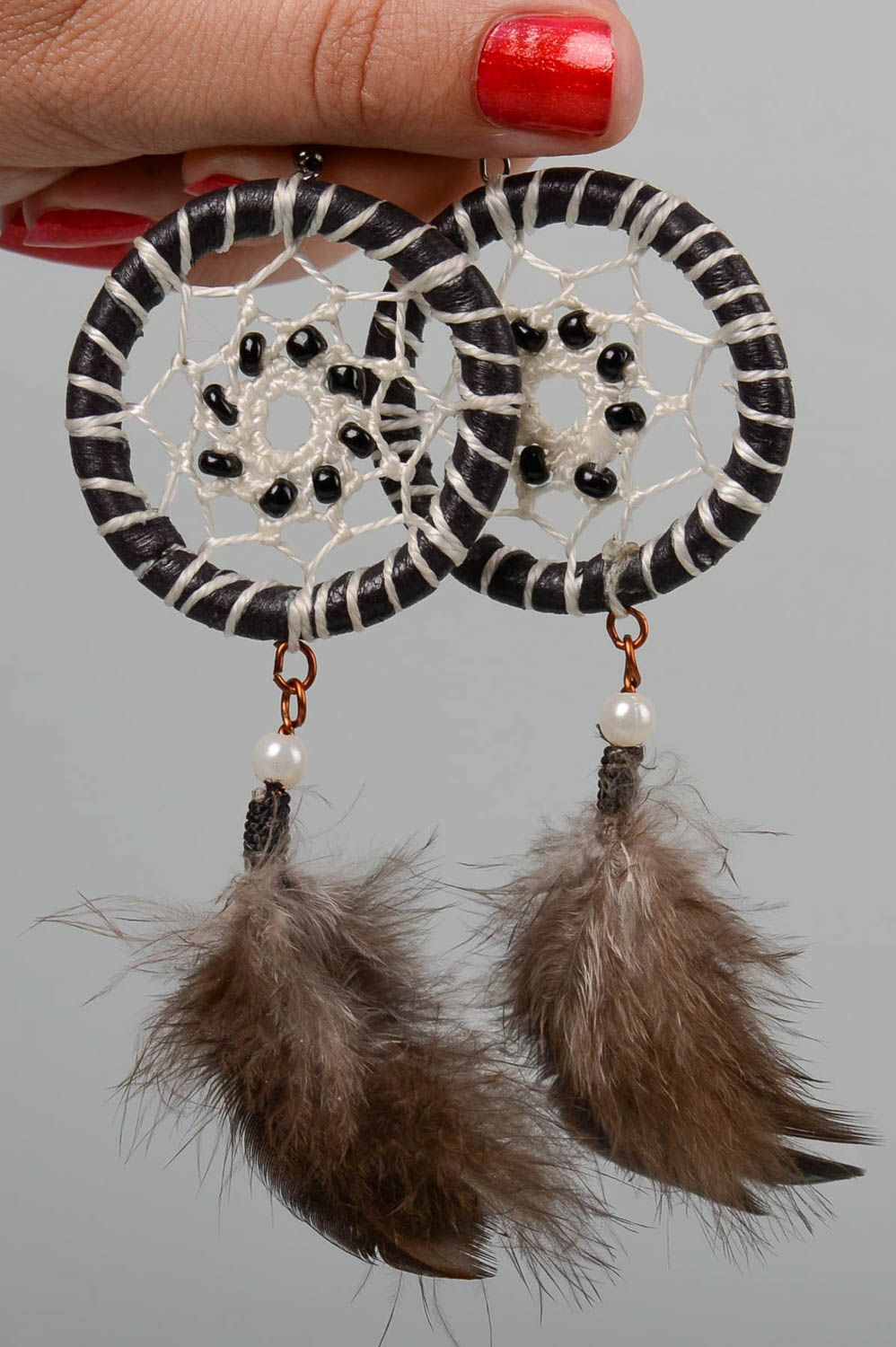 Handmade Ethno Ohrringe Traumfänger Schmuck lange Ohrringe schwarz mit Federn foto 5