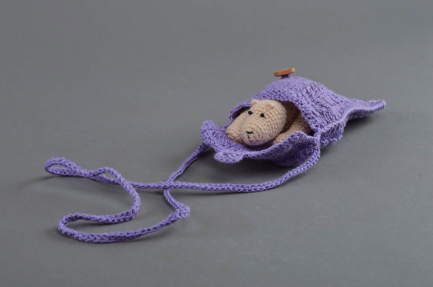 Вязаный чехол для телефона ручной работы на шнурке фиолетовый красивый фото 3