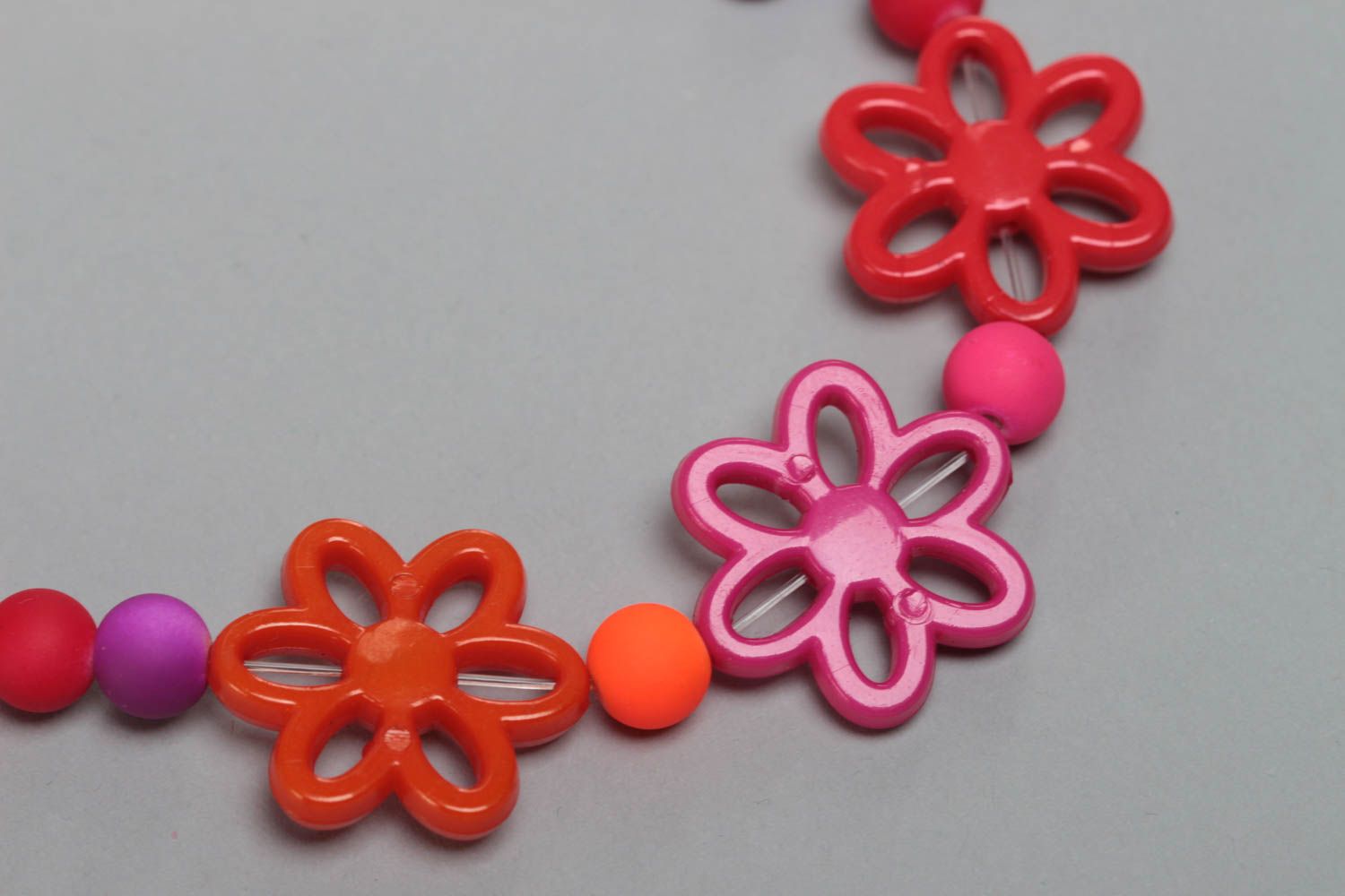Collier en perles plastiques fait main rose-violet avec fleurs pour enfant photo 3