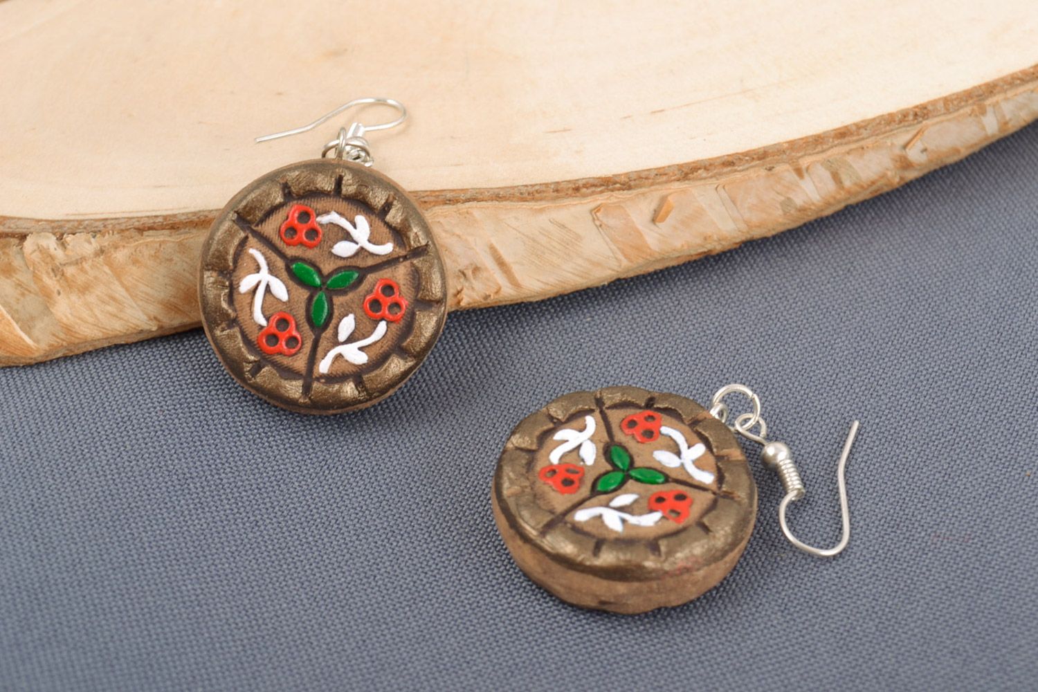 Handmade round ceramic dangling earrings with flowers painted with acrylics photo 1