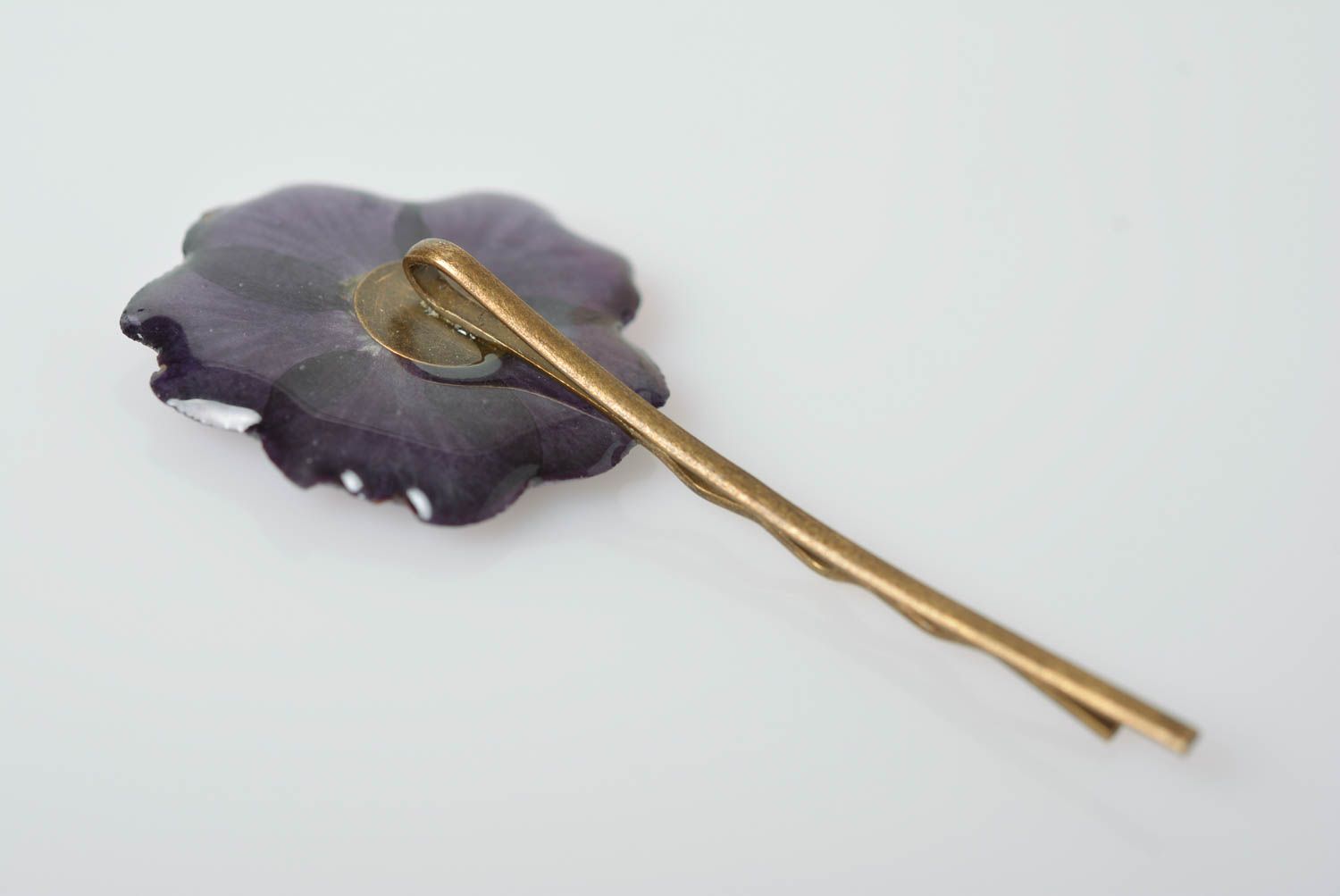 Handmade designer decorative hair pin with violet dried flower in epoxy resin photo 3