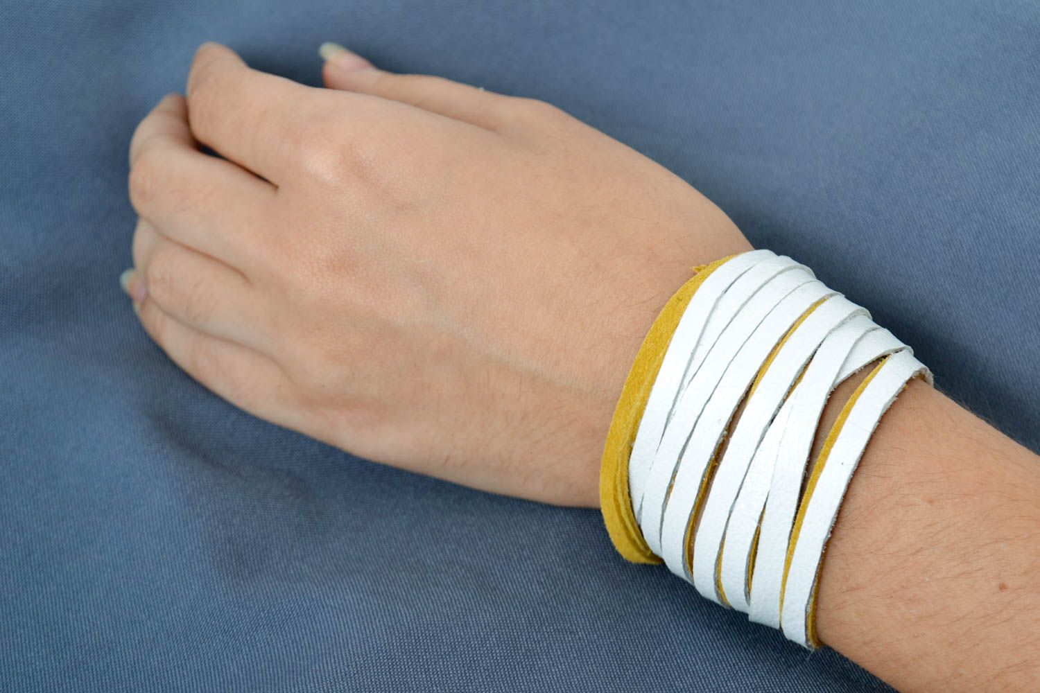 Handmade Leder Armband Designer Schmuck Accessoire für Frauen breit gelb weiß foto 1