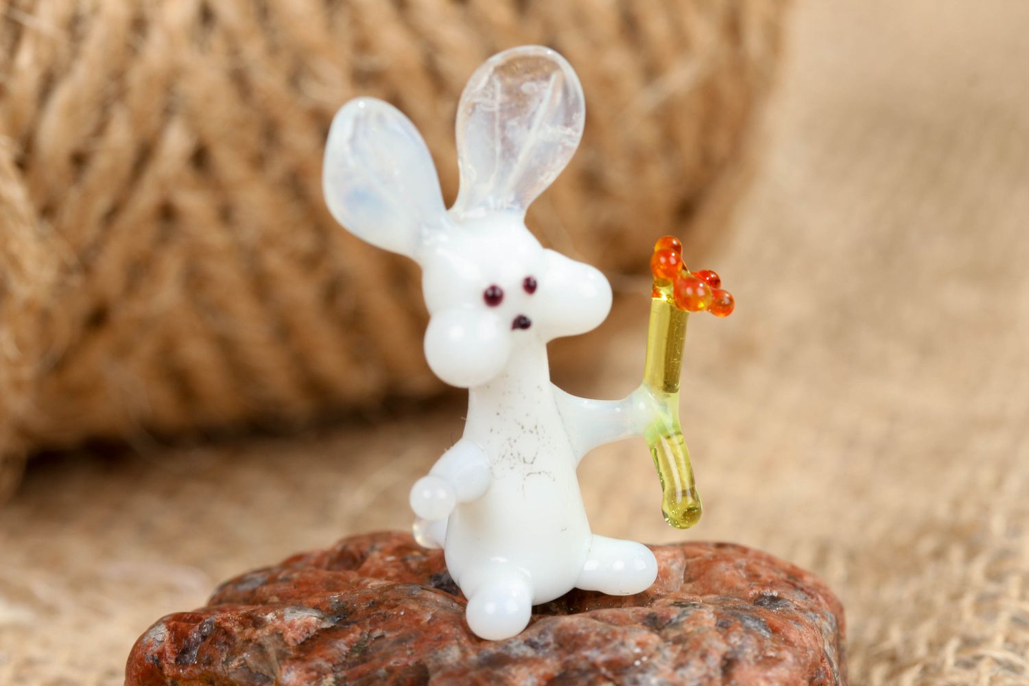 Figurine en verre au chalumeau en forme de lièvre blanc faite main photo 4