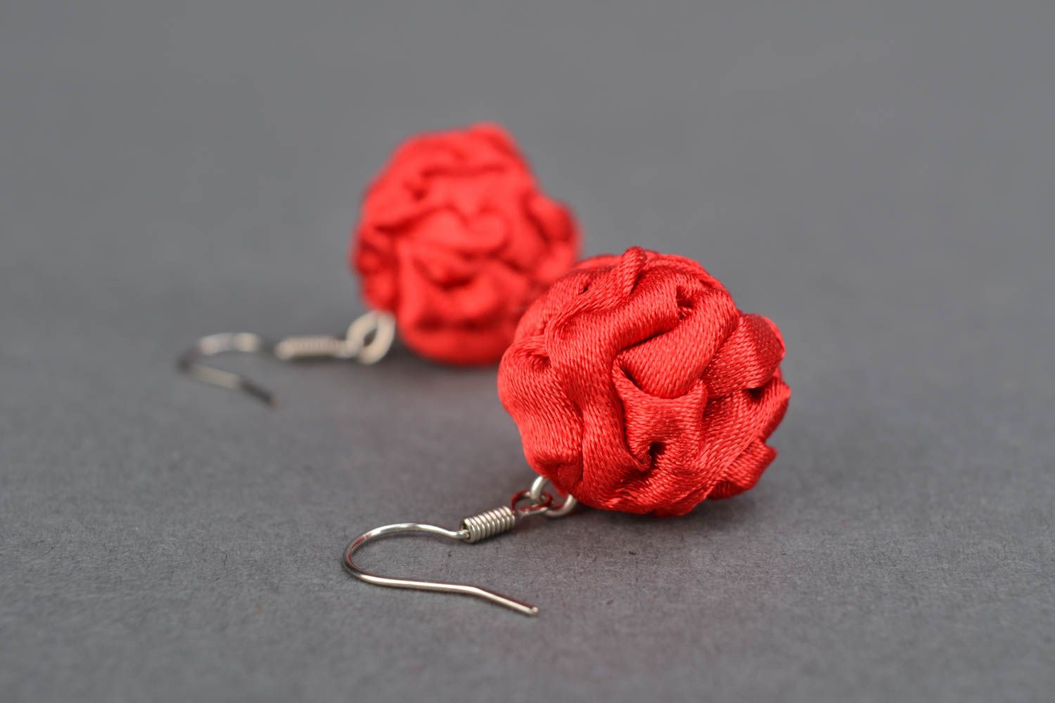 Boucles d'oreilles artisanales de rubans en satin rouges photo 3