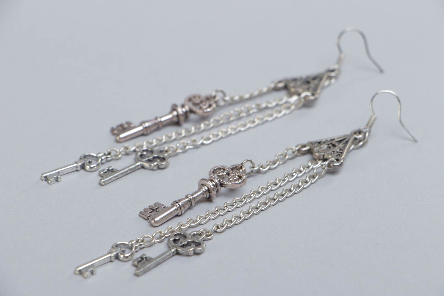 Handgemachte lange Ohrringe aus Metall mit Ketten und Schlüsseln schön  foto 3