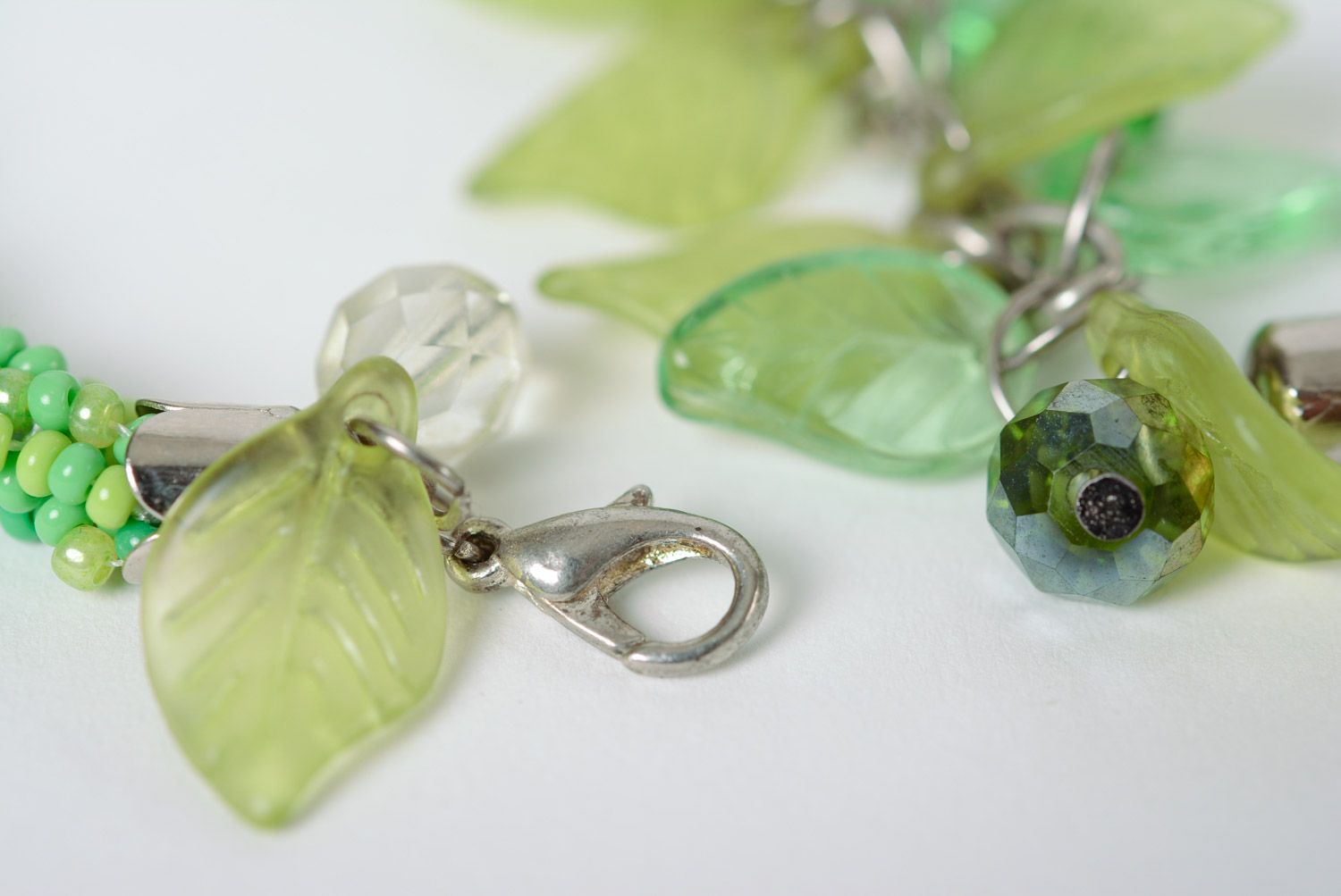 Collier en perles de rocaille et perles de fantaisie vert clair fait main photo 5