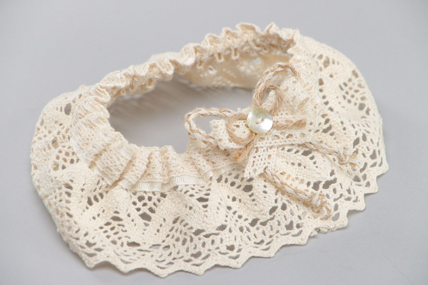 Beautiful vintage handmade wedding bridal garter with ivory-colored lace and bow  photo 2