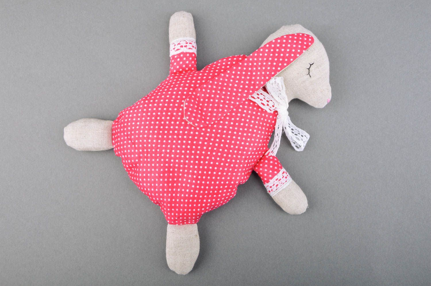 Розовая детская игрушка грелка с вишневыми косточками в виде зайчика ручной работы фото 2