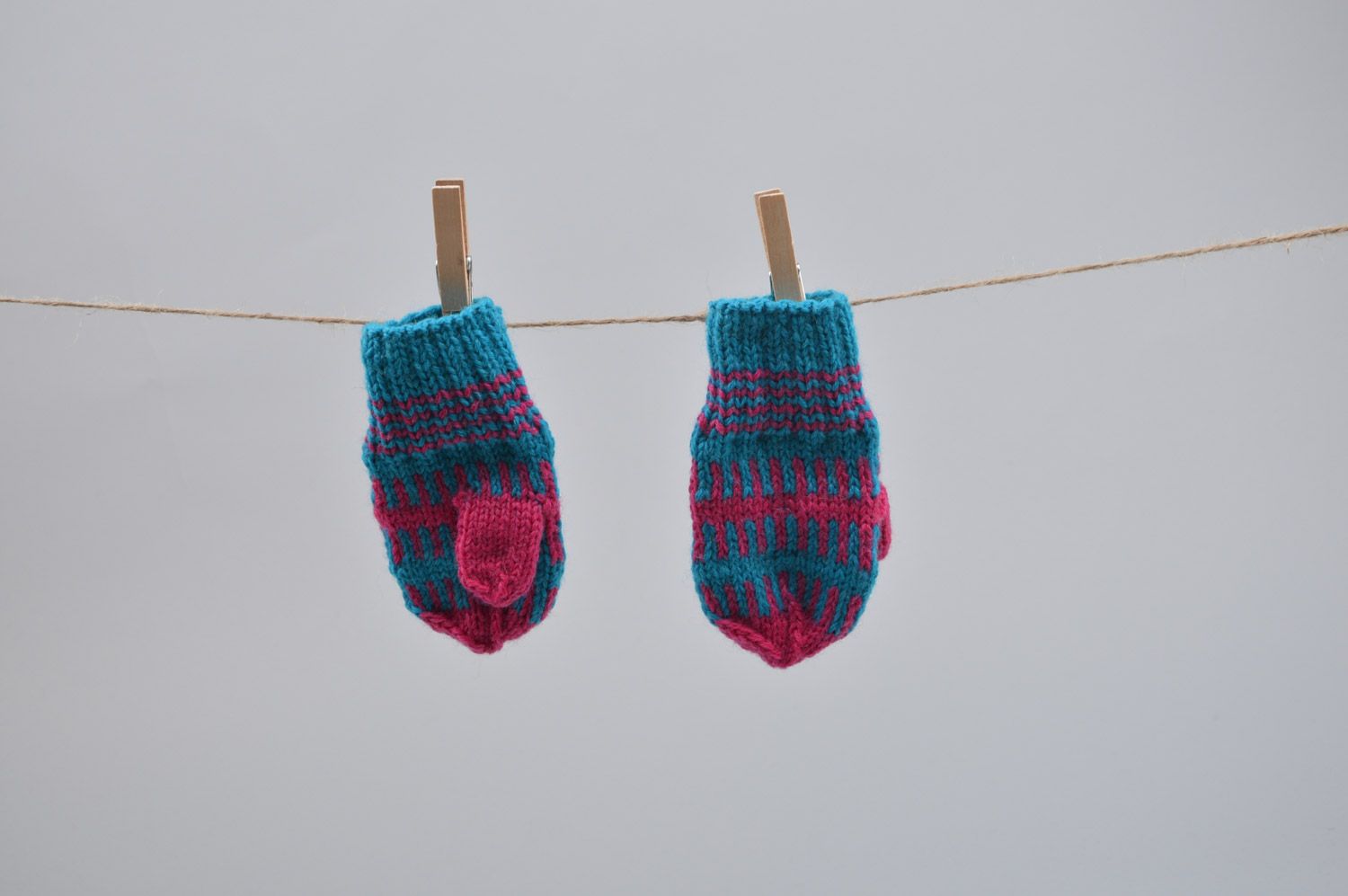 Moufles pour enfant fille tricotées avec des aiguilles faites main bleu-rose photo 1
