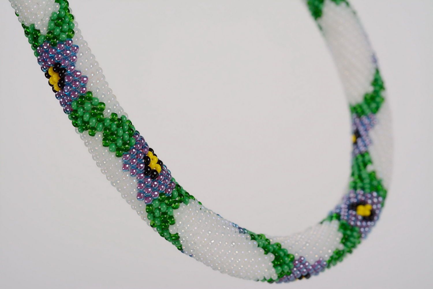 Collar-cordón de abalorios con dibujo floral foto 3