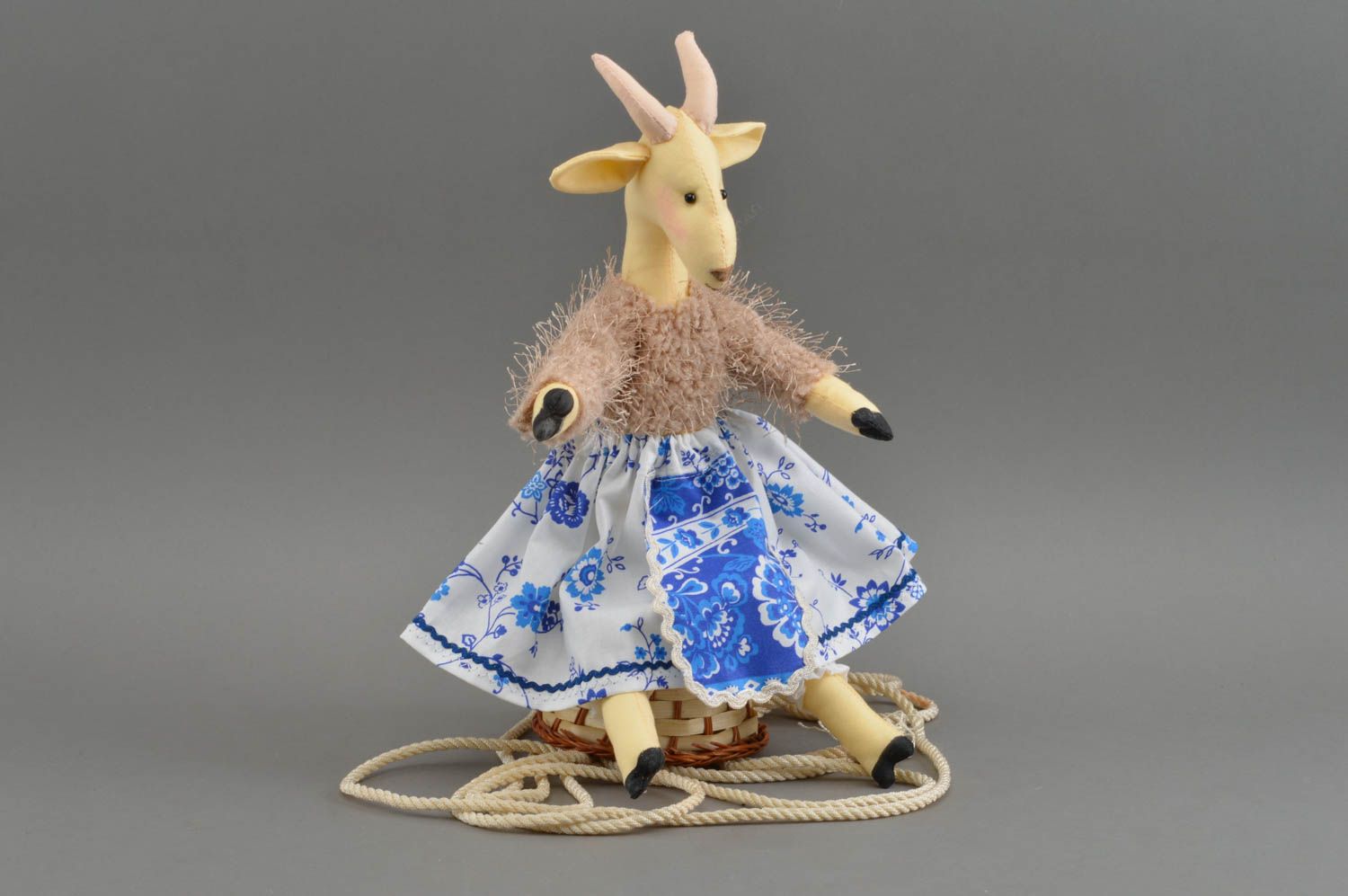 Handgemachtes kuscheliges Spielzeug aus Stoff Ziege im Kleid Geschenk für Kind foto 1