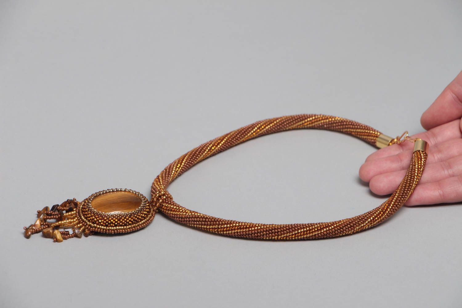 Ожерелье из бисера в виде жгута коричневое с кулоном с камнем ручная работа фото 5