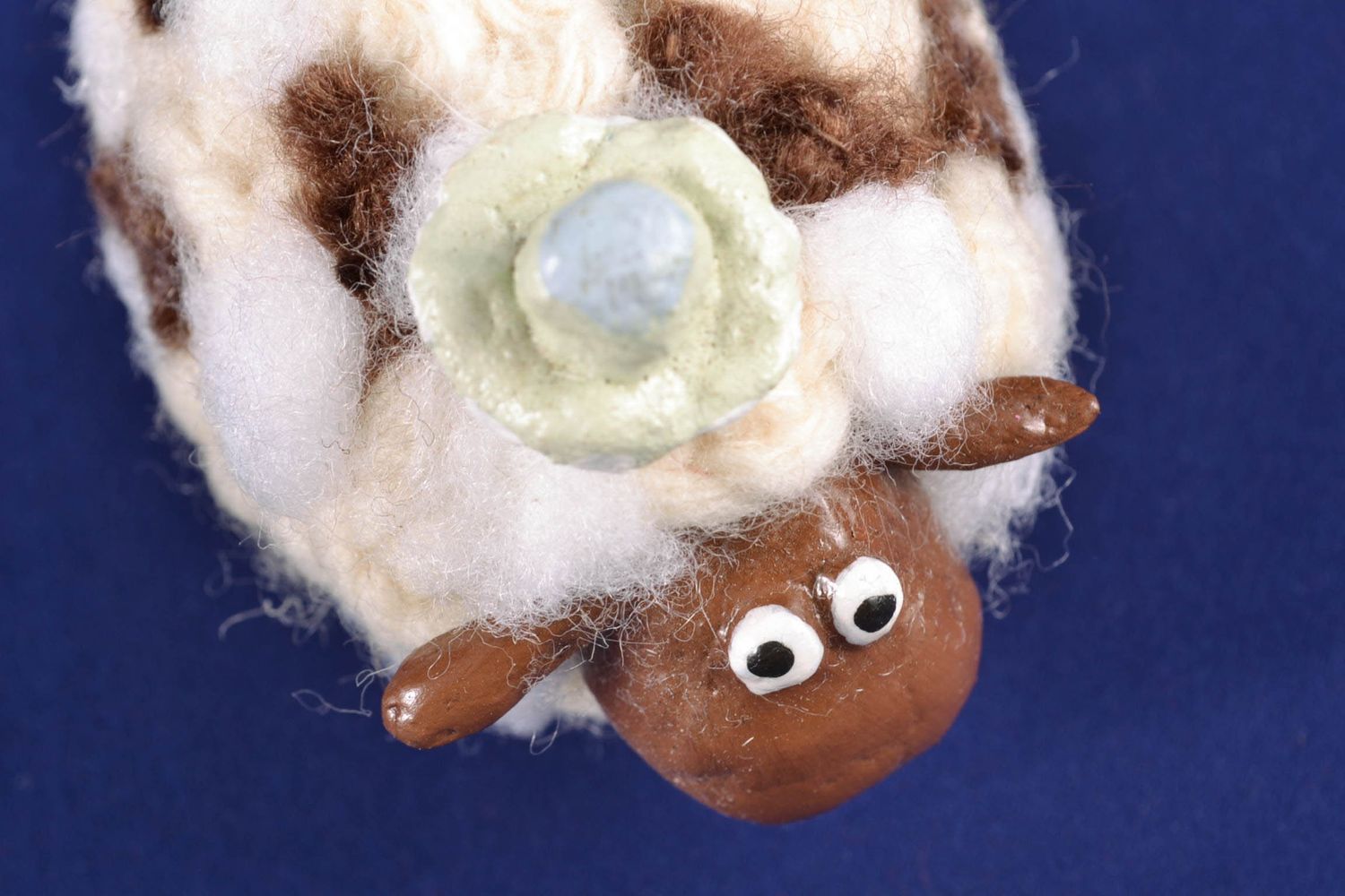 Фигурка из папье-маше овечка белая с коричневыми пятнышками  фото 3