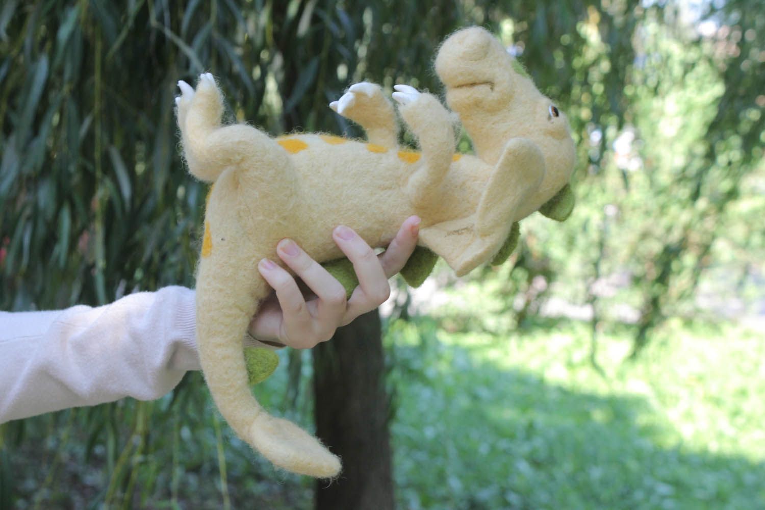 Brinquedo macio artesanal feito de lã na técnica de feltragem seca Dragão foto 4