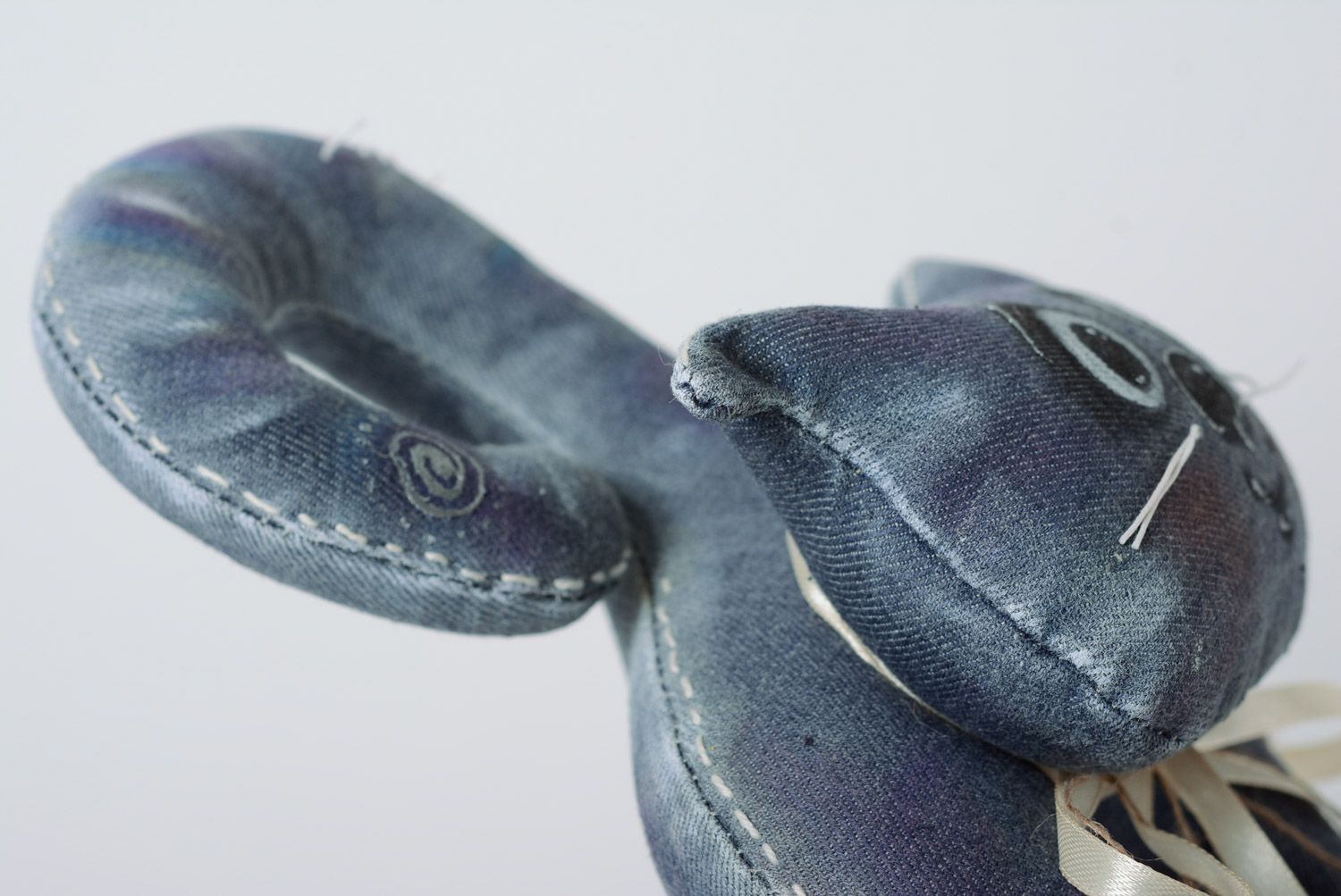 Peluche en tissu de jean faite main décorative originale chat avec souris photo 5