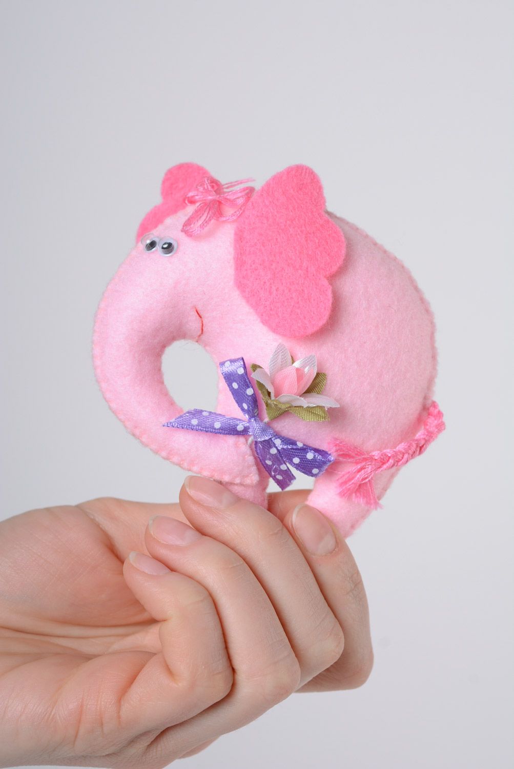 Petite peluche en feutre rose en forme d'éléphant sympa faite main avec fleur photo 3