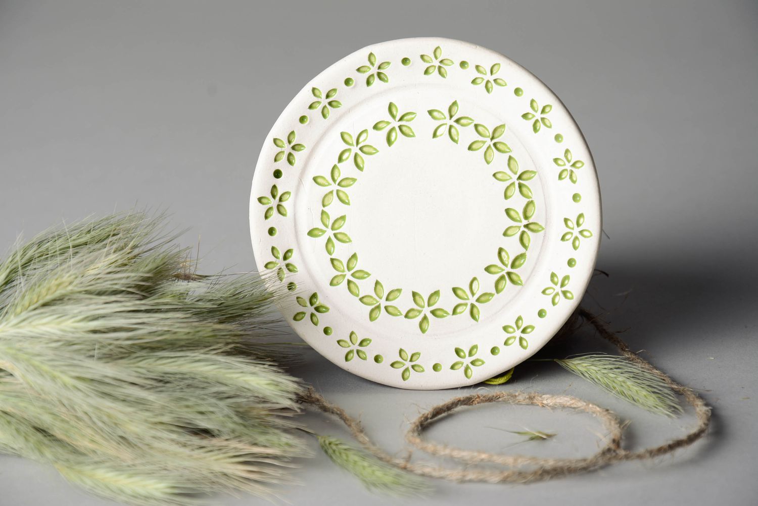 Декоративная тарелочка с салатовыми цветочками фото 1