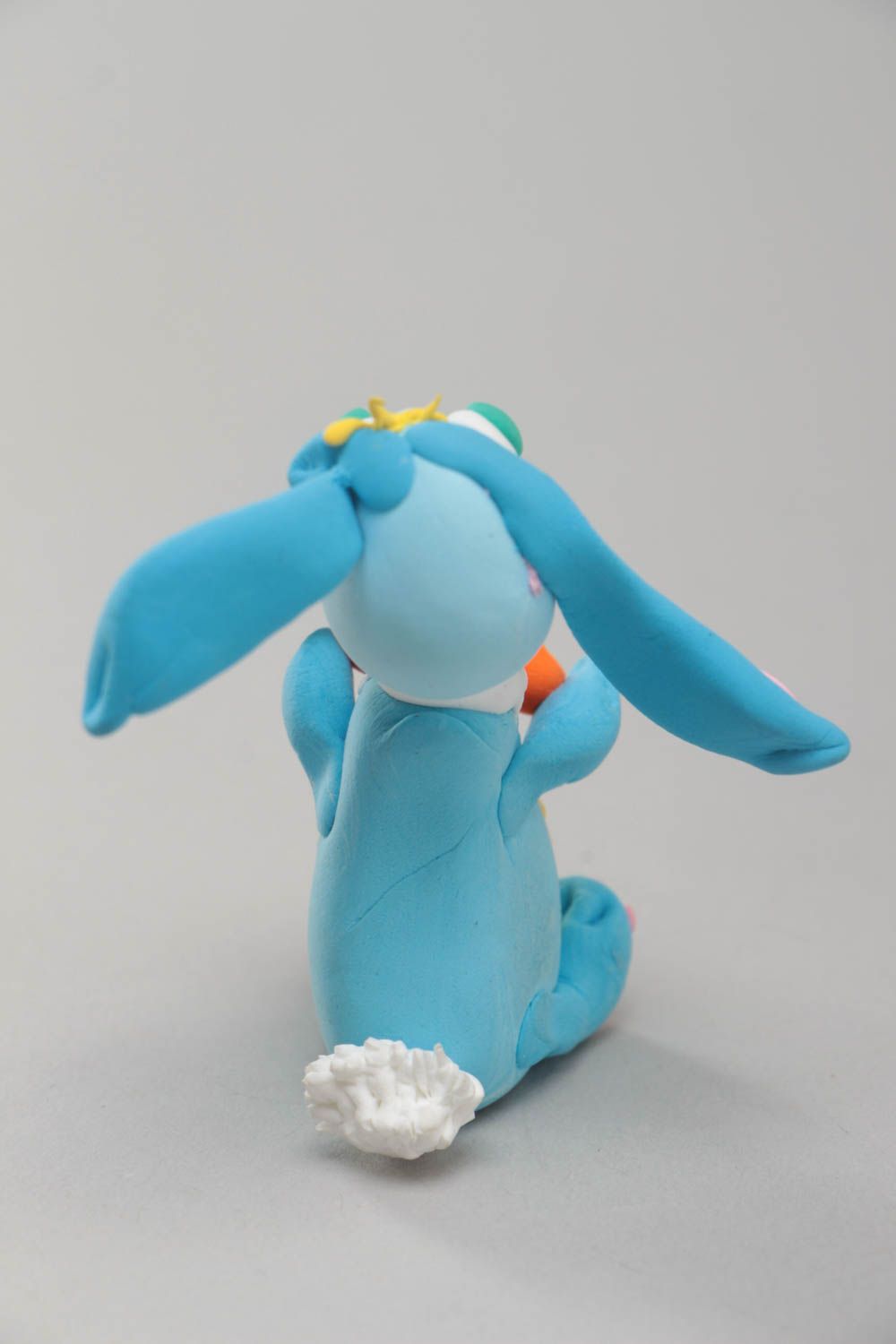 Figura decorativa artesanal de arcilla polimérica con forma de conejito azul foto 4