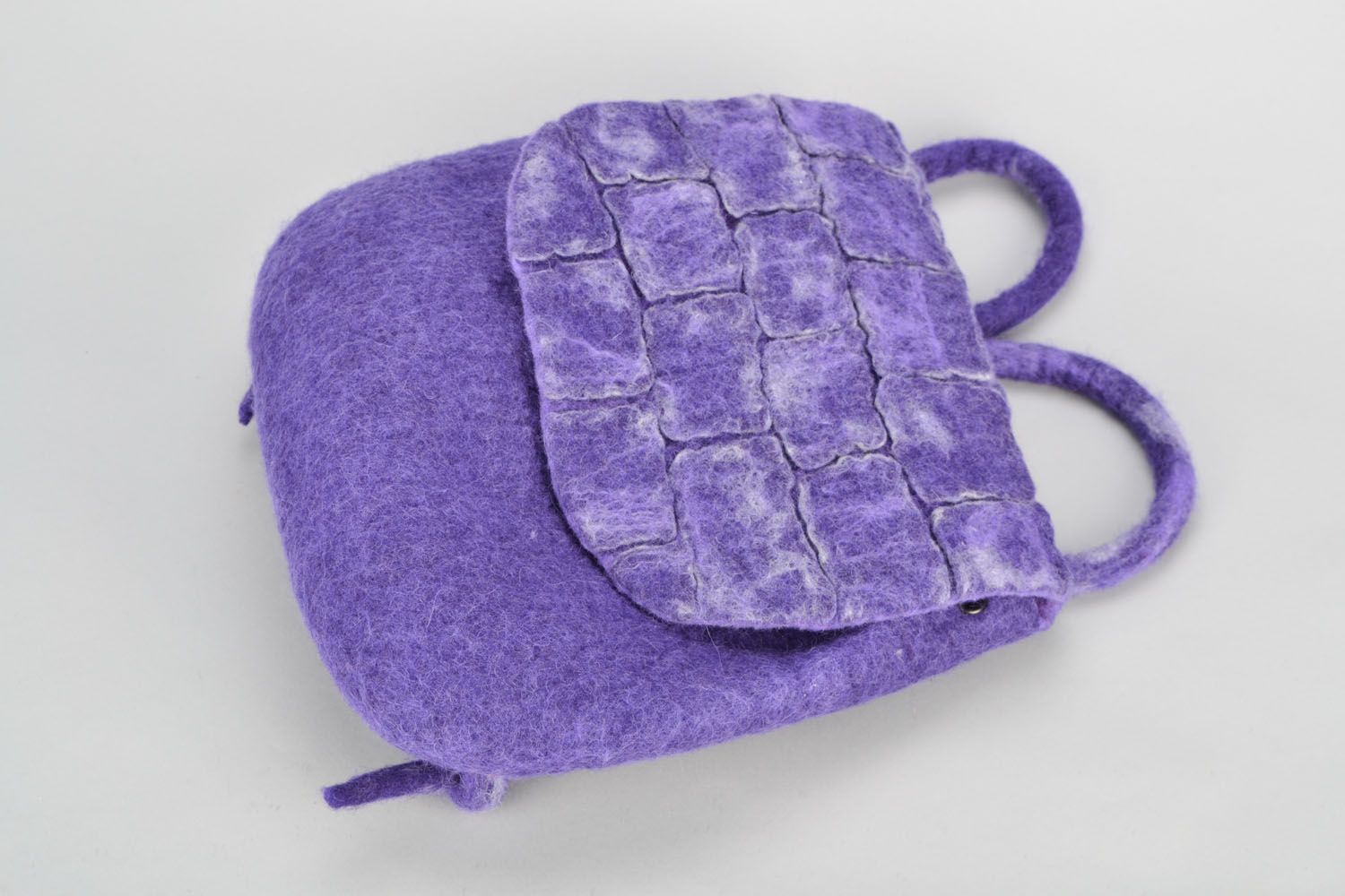 Mala-mochila em cor de lilás feita à mão de tecido  foto 3