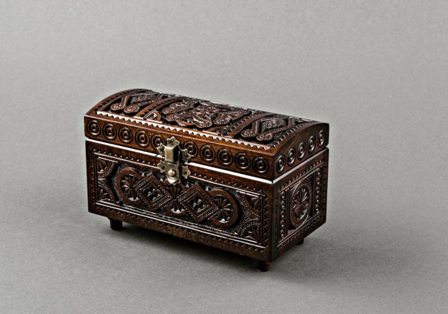 Caixa de jóias esculpida de madeira com fechadura foto 2