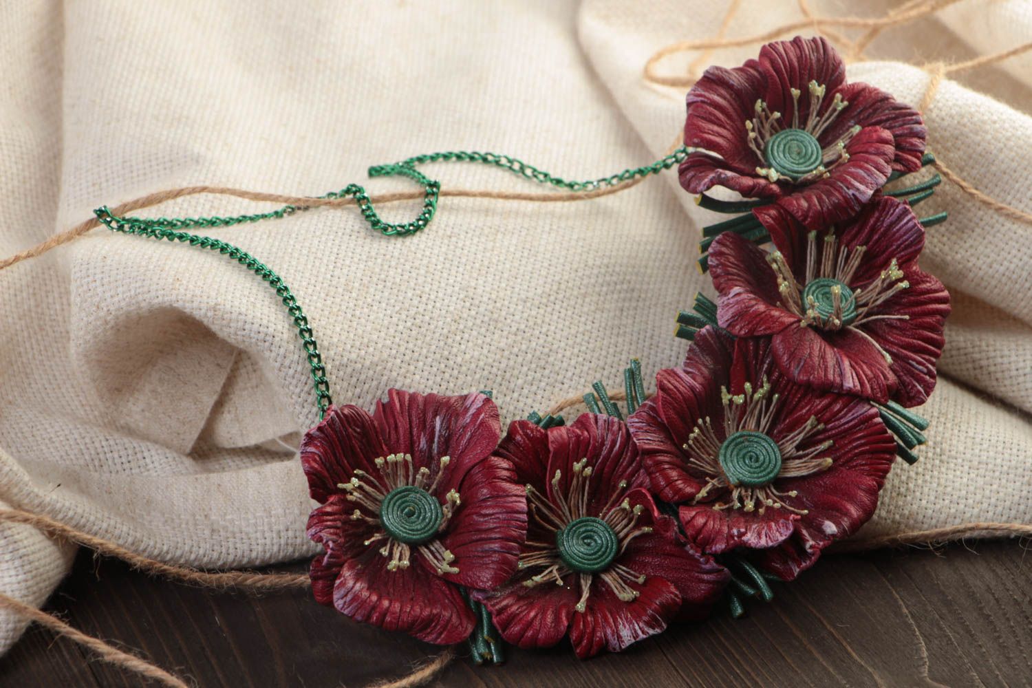 Collier avec fleurs en cuir bordeaux fait main volumineux sur chaîne métallique photo 1