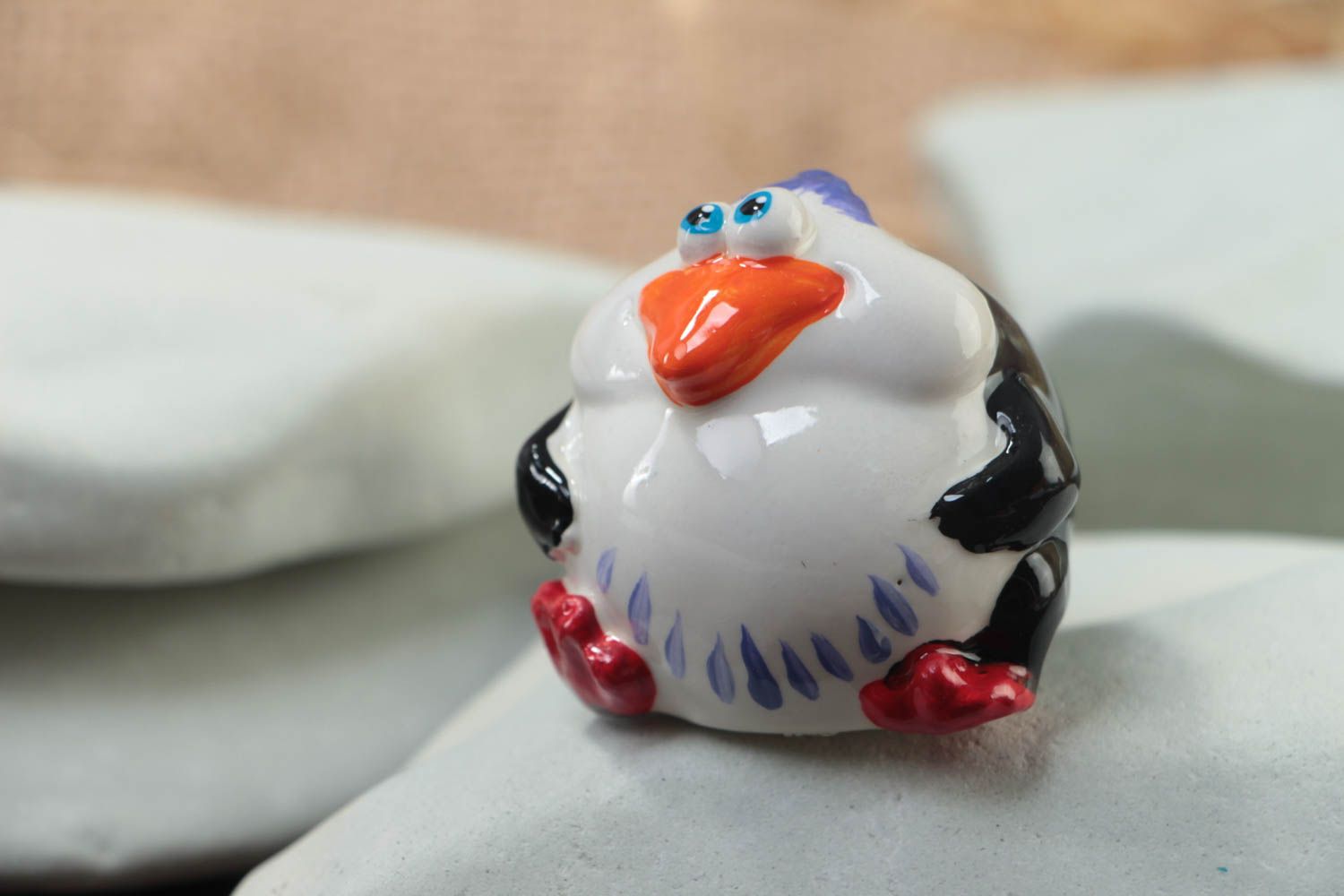 Figurilla de yeso hecha a mano pequeña pintada divertida Pingüino foto 1