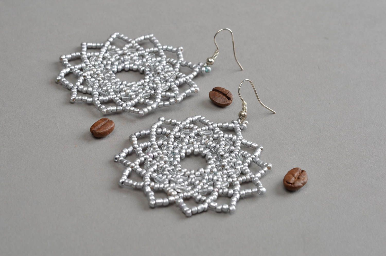Ajour Ohrringe aus Glasperlen zart künstlerisch für Modedame Spinnfaden handmade foto 1