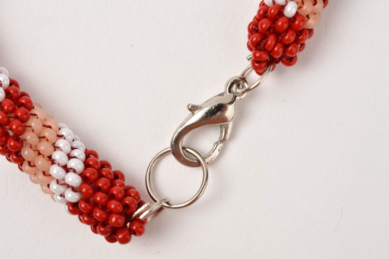 Collana di perline fatta a mano bigiotteria da donna in colore rosso bianco
 foto 4