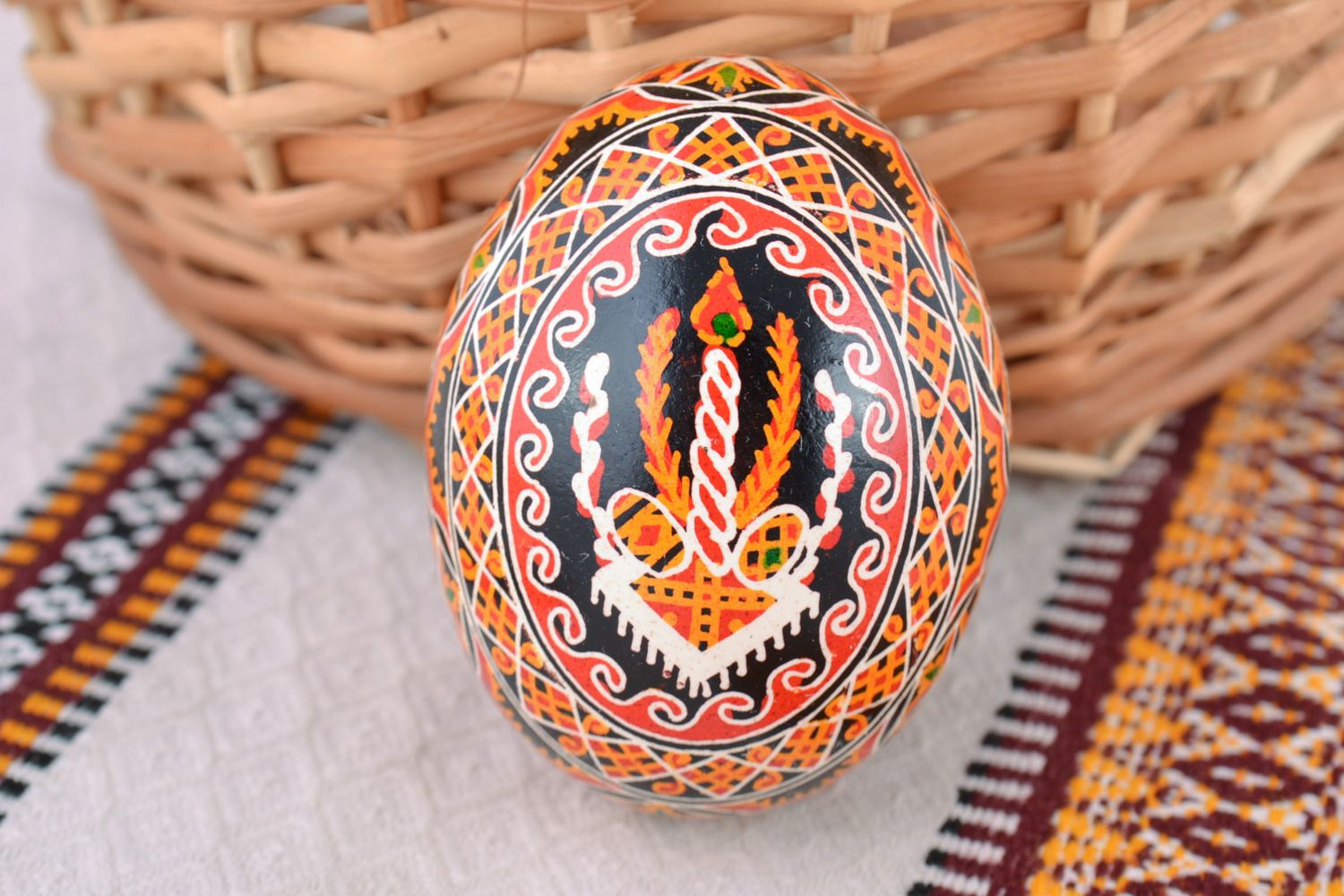 Яркое расписное куриное яйцо с изображением свечи и креста ручной работы фото 1