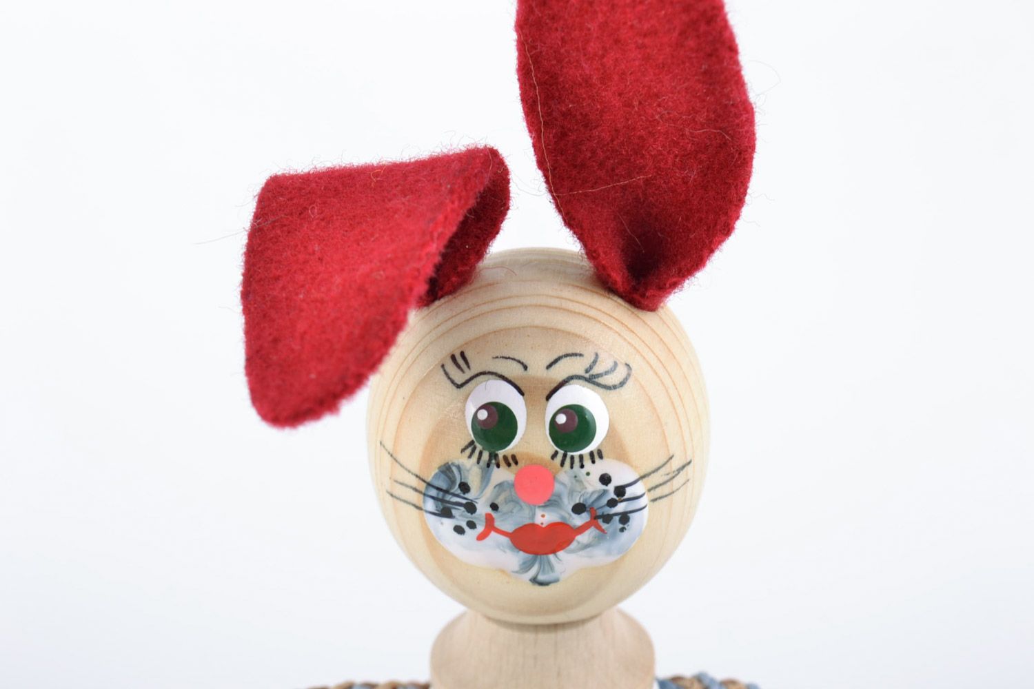 Деревянная игрушка в виде зайца ручной работы расписная для ребенка фото 3