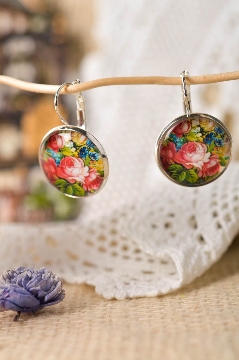 Boucles d'oreilles rondes Bijou fait main en métal motifs floraux Cadeau femme photo 1