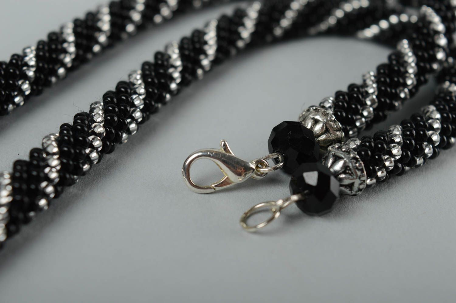 Collier design perles de rocaille Bijou fait main Accessoire pour femme photo 4