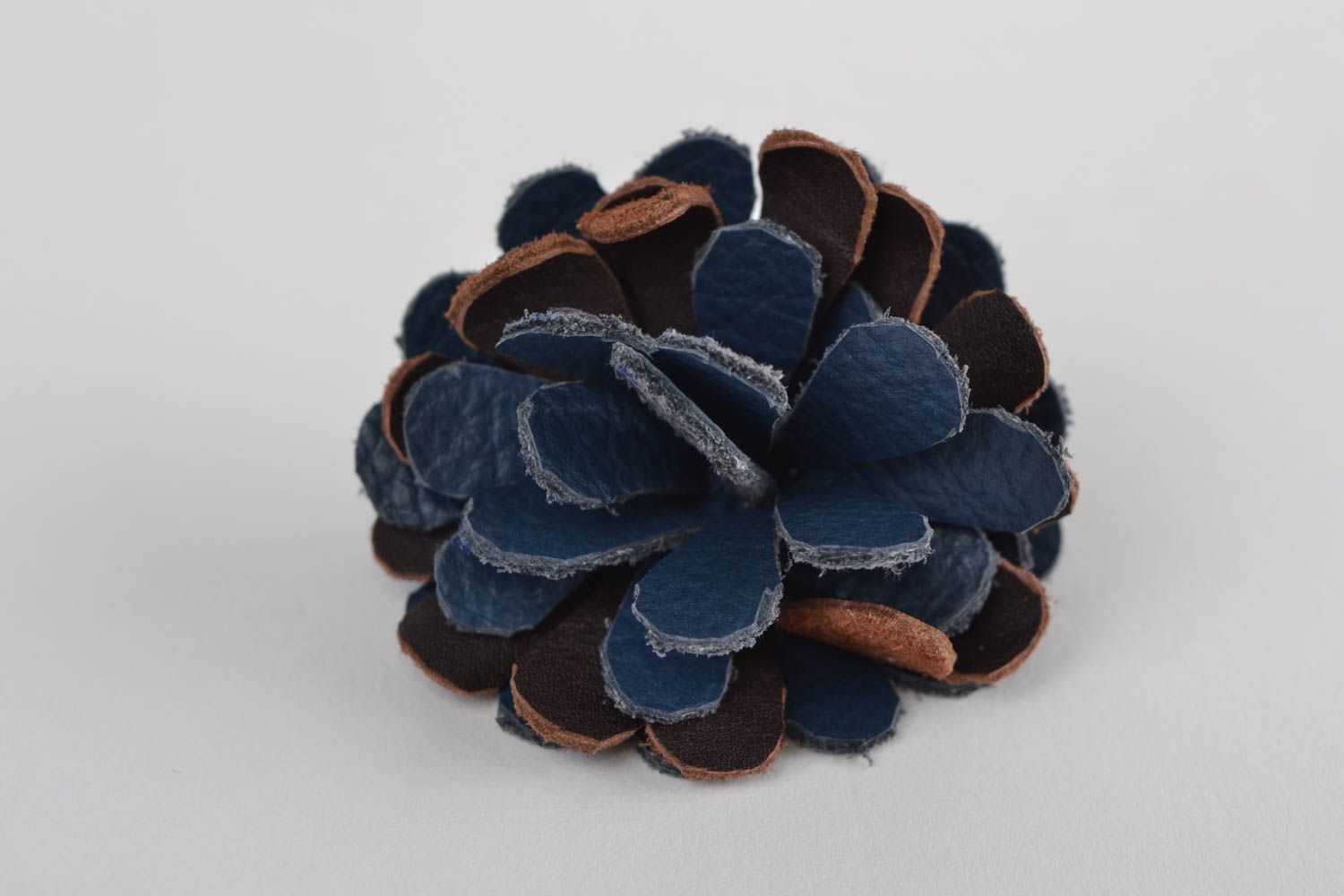 Брошь из кожи натуральной в виде цветка синяя с коричневым маленькая хэнд мейд фото 3