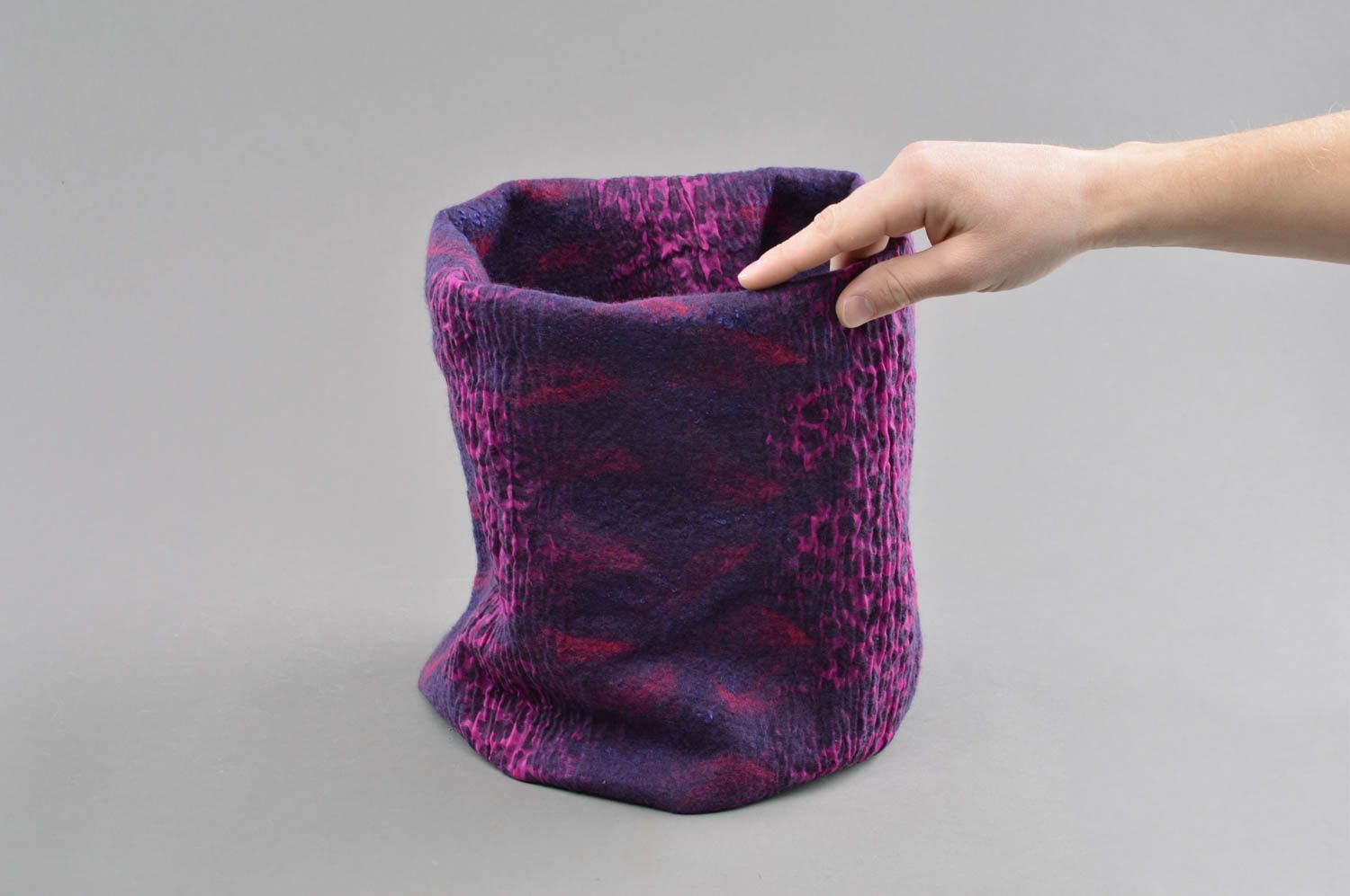 Bufanda artesanal en técnica de fieltro de lana y seda violeta oscura estilosa foto 4