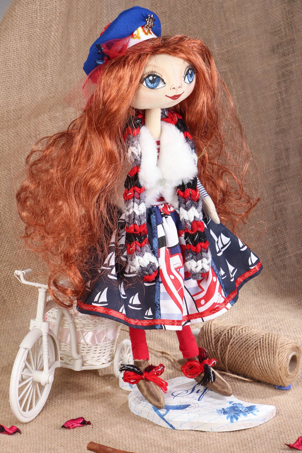 Handgemachte Puppe aus Stoff mit langen roten Haaren foto 5