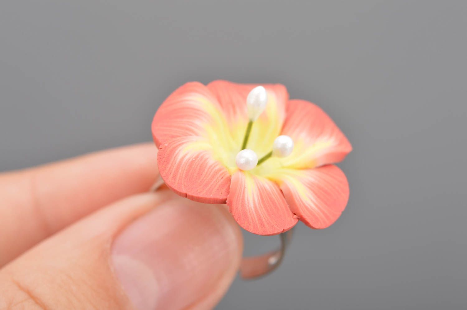 Anillo artesanal con flor de arcilla polimérica grande de color melocotón  foto 2