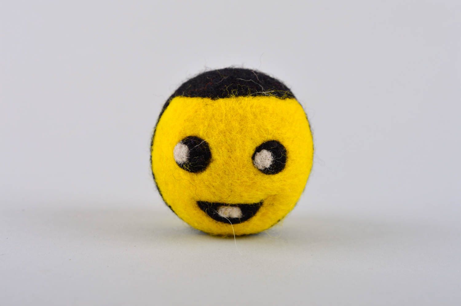 Handmade Smiley Kuscheltier kreatives Spielzeug Geschenk für Kinder aus Wolle foto 2