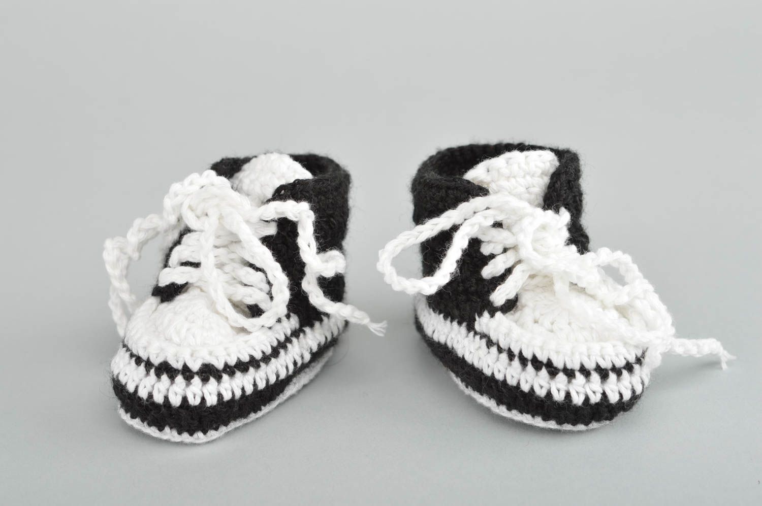 Beautiful handmade crochet baby booties warm baby booties cute baby outfits photo 2