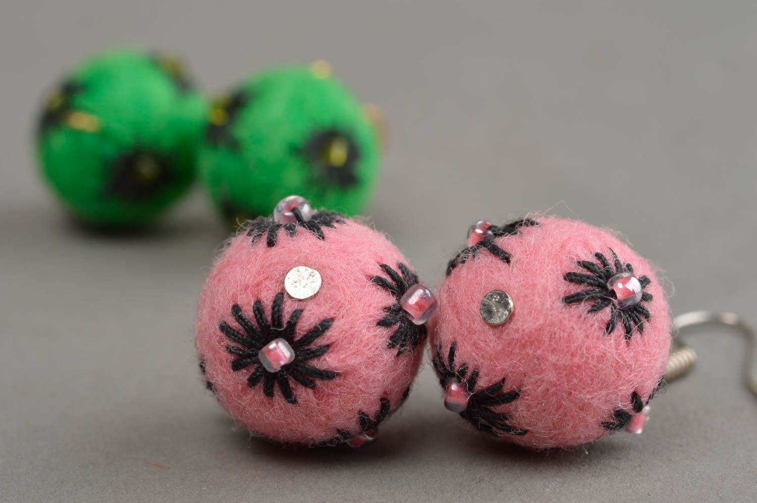 Boucles d'oreilles roses en laine feutrée boules originales faites main photo 5