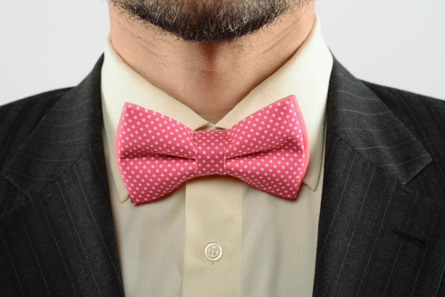 Gravata borboleta artesanal de cor rosa com bolinhas feita de algodão foto 1