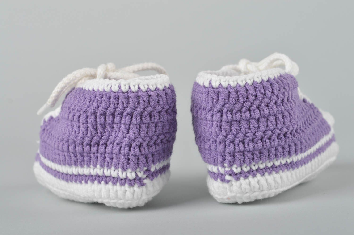 Вязаные кроссовки ручной работы пинетки крючком вязаные пинетки фиолетовые фото 3