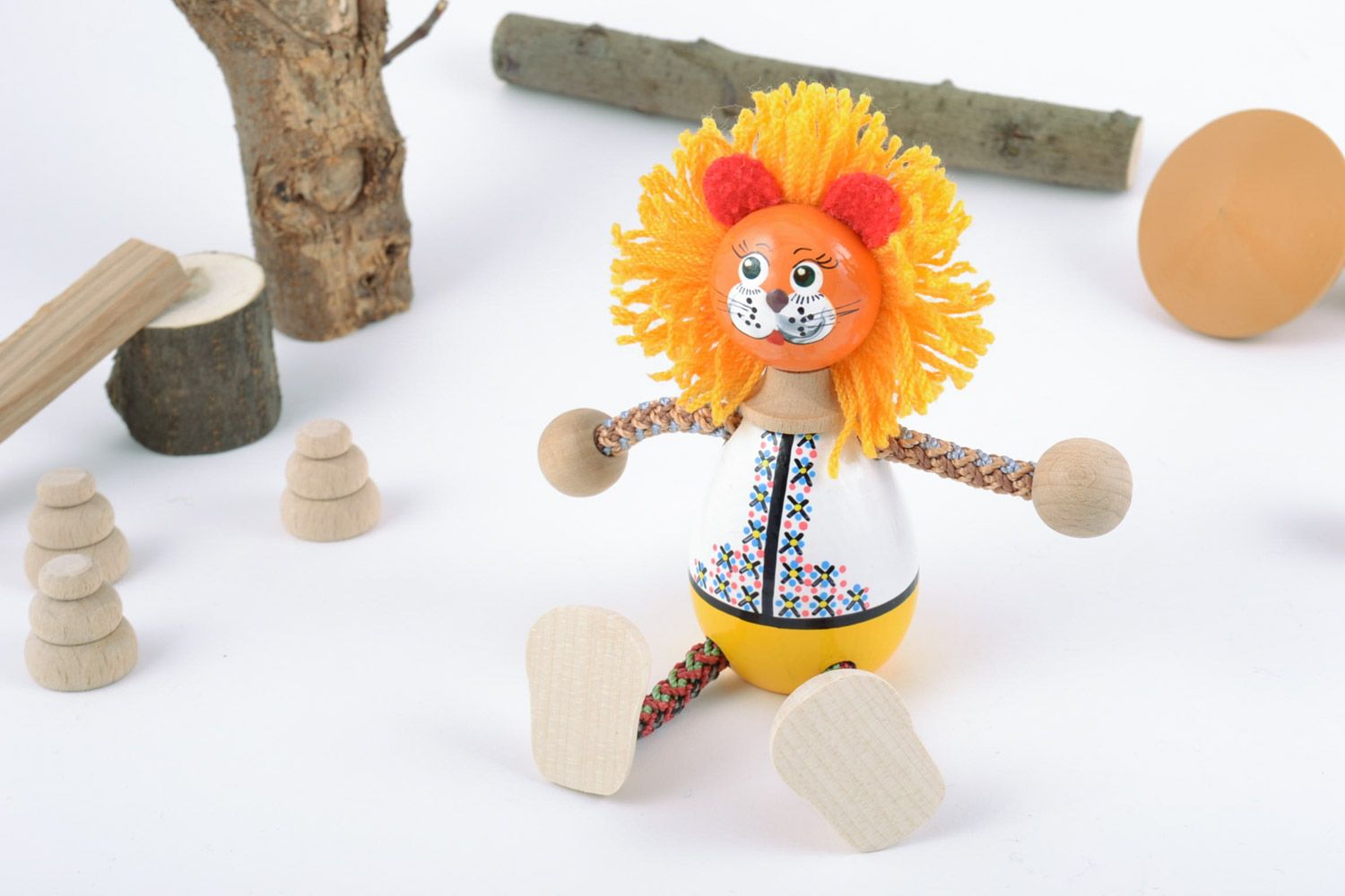 Handgefertigtes Öko Spielzeug aus Holz Löwe mit Bemalung in ukrainischer Tracht foto 1