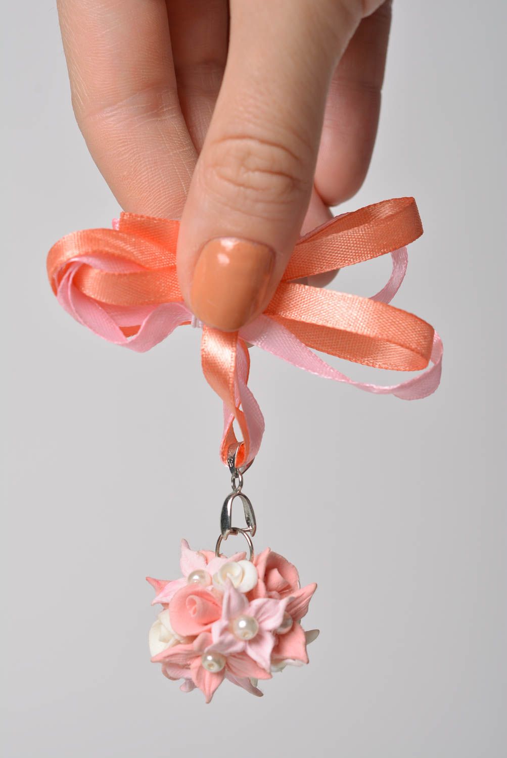 Pendentif bouquet de fleurs en pâte polymère rose sur rubans fait main photo 4