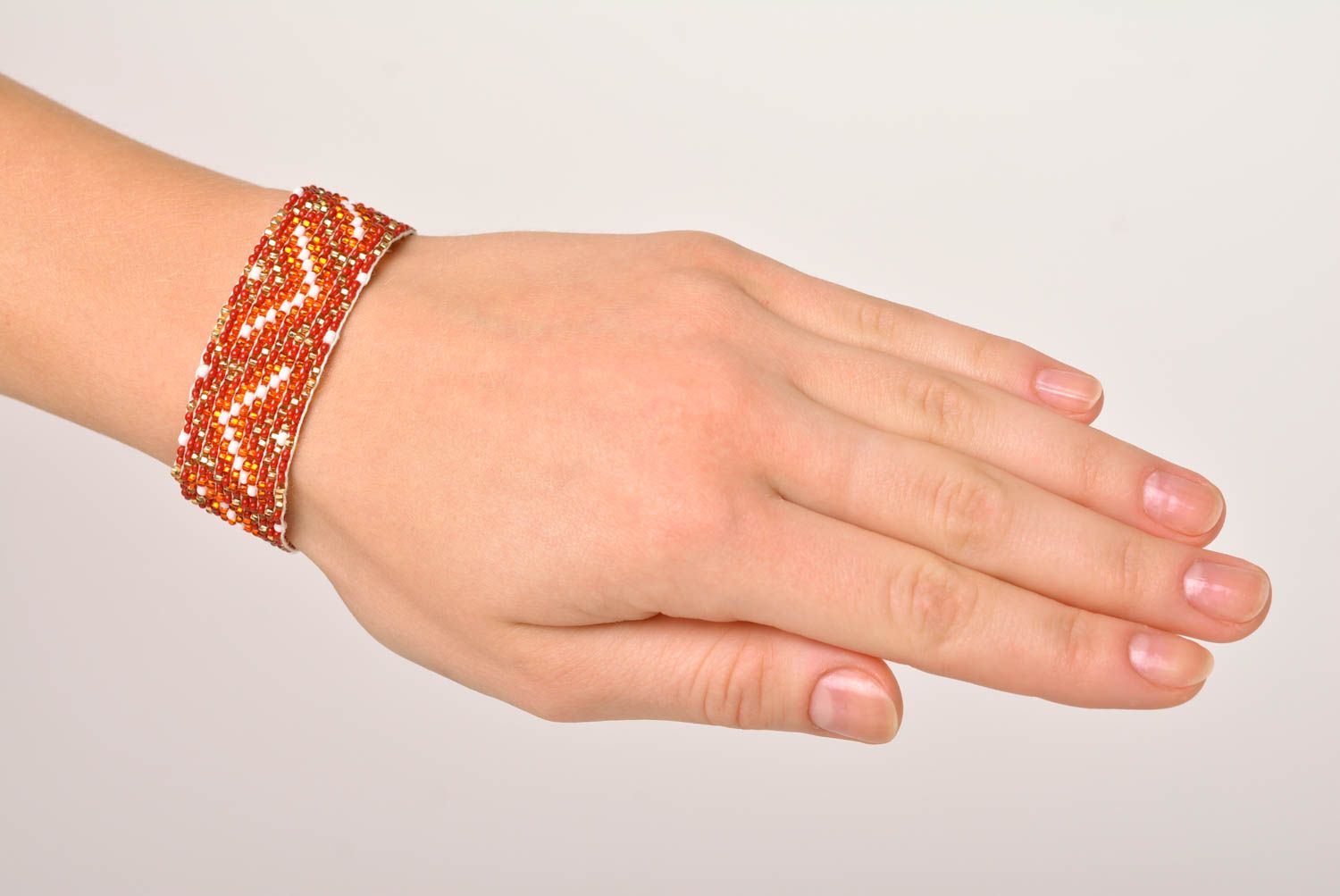 Bracelet perles rocaille Bijou fait main large rouge Accessoire pour femme photo 2